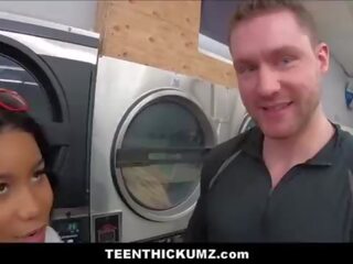 الهاوي أسود في سن المراهقة thickum مارس الجنس بواسطة أبيض الفصل غريب في laundromat