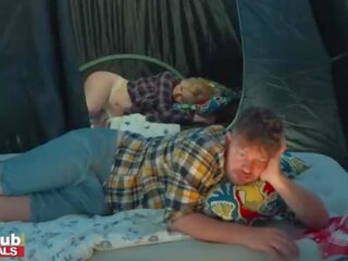 Fakehub - изневяра fiancee чука негов съпругите най-добър скъпа нагоре на дупе на а camping пътуване и cums на лице