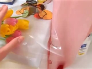 Merangsang celah dengan sebuah penis buatan mainan