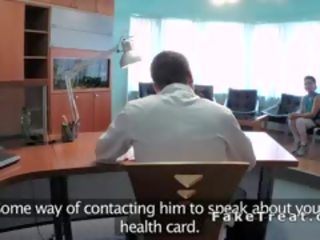 Meditsiiniline mees fucks patsient edasi a laud