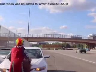 Gibby ο κλόουν fucks ζουμερό tee επί atlanta’s πλέον δημοφιλή highway