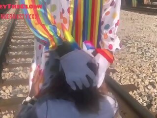 Clown presque obtient frapper par train tandis que obtention tête