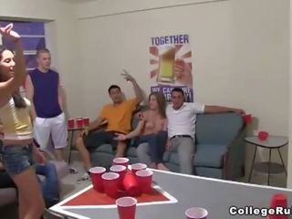 Tira cerveja pong em um louca universidade festa