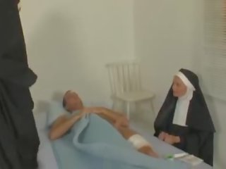 2 monjas golpe un enfermo paciente