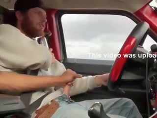Două marvelous bărbați masturband-se în the masina