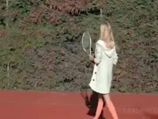 Trágár enchantress kisérőnő sasha ugratás punci -val tenisz racket