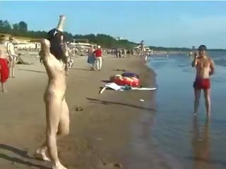 Vitke najstnice s ljubko joški nag pri a nudistični plaža