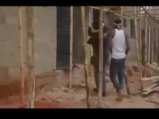 Africain nigerian ghetto striplings gangbang une vierge / première partie