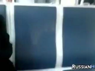 Tanteando un nena en un tren