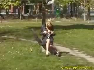 Bjonde pees në children park