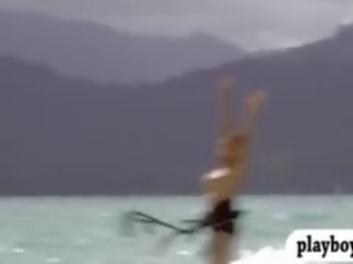 बस्टी badass लड़कियां enjoyed kite surfing जबकि सब नग्न