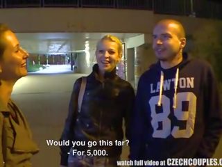 Adorable tchèque paire obtient argent