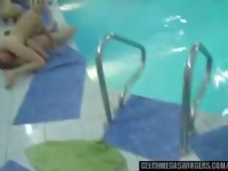 Swimming-pool orgia juures tšehhi mega swingers