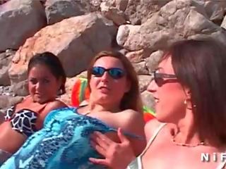 Três hotties ter lésbicas x classificado clipe lambida masturbação feminina brincando em o praia