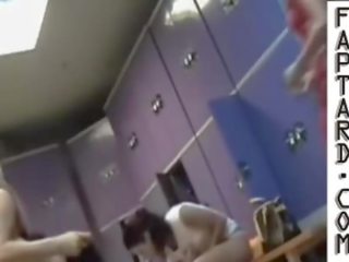 Golpear cámara en niñas armario habitación en la gimnasio