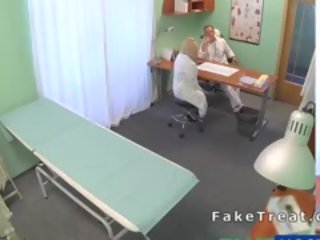 Mjeshtër fucks e tij mjekësore student