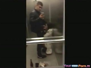 Tonårs suger kuk i en elevator