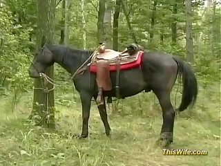 Lascivo moglie in foresta trio