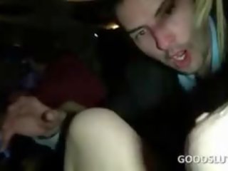 Remaja nymphos minum di limo seks dengan banyak pria