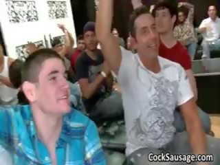 Bunch на пиян гей youths вървя луд в клуб 2 от cocksausage
