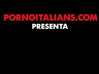 Porno italiano - mora riccia mammīte itāļu valoda scopata sul divano del komplekts
