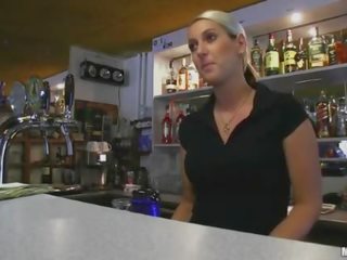 Grande tetas amadora bartender payed a foder