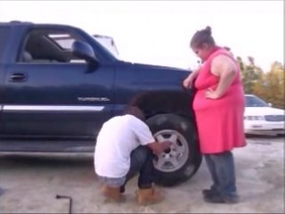 Jovem jovem grávida dar sexo clipe para carro trouble socorro, orgasmo ejaculação interna
