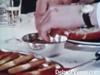 Rocznik wina brudne klips 1960s - włochate full-blown brunetka - tabela na trzy