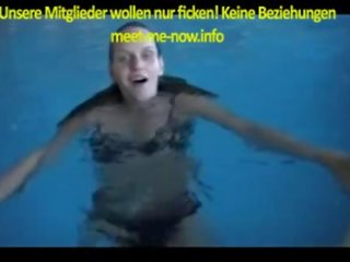 Anna steht auf pieaugušais video im schwimmbad