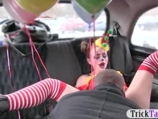 Gal in kloun kostýüm fucked by the driver for mugt fare