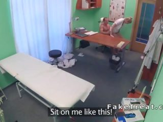 Professore mangia e scopa infermiera su un scrivania