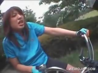 Pusaudze japānieši meitenes dildo fucked kamēr jāšana bikes