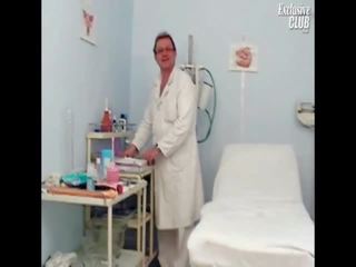 Helga ginecomastia chuf espéculo scrutiny para cadeira do ginecologista em bizarro clínica