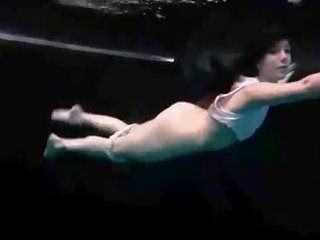 अंडरवॉटर फ्लेक्सिबल gymnastic