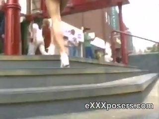 Filming în sus o cu picioare roșcate fusta în public