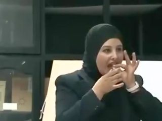 Arab mladý samice puts kondóm od ústa