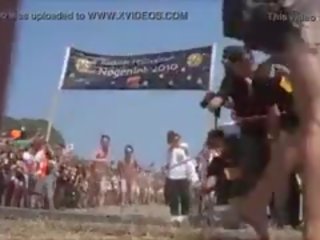 Δανέζικο youngsters + γυναίκες τρέξιμο γυμνός/ή = roskilde festival 2010