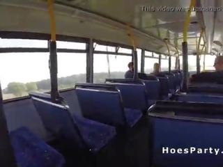 Aficionado zorras compartir putz en la público autobús