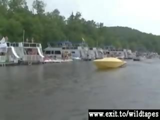 Comendo cona em um público barco festa vid